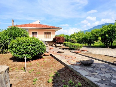Foto Villa unifamiliare in Via PESCA 24, Pagani di 360 m² con 6 locali