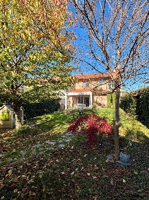 Foto Casa indipendente a Casorezzo di 160 m² con 4 locali in vendita