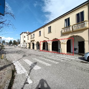 Foto Locale commerciale a Castelguglielmo Centro di 91 m² con 4 locali