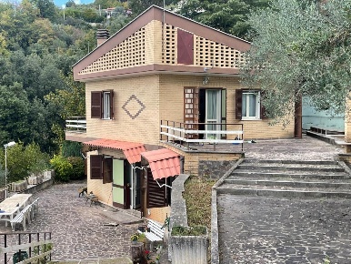 Foto Villa unifamiliare in Via Tivoli, Poli di 271 m² con 7 locali