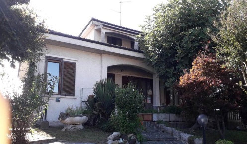 Foto Villa unifamiliare a Noviglio Centro di 184 m² con 10 locali