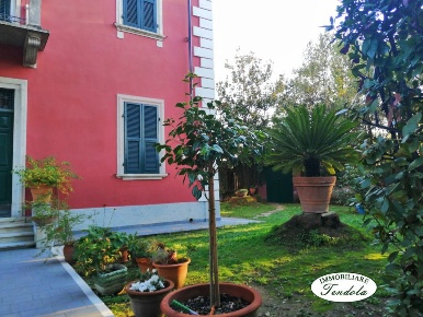 Foto Villa unifamiliare a Carrara Colombiera Molicciara di 550 m²