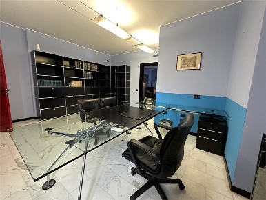 Foto Ufficio in Via Sant'Ambrogio, Parabiago Centro di 212 m² con 8 locali