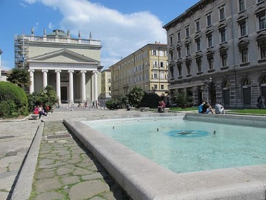 Foto Locale commerciale a Trieste Borgo Teresiano di 45 m² con 1 locali