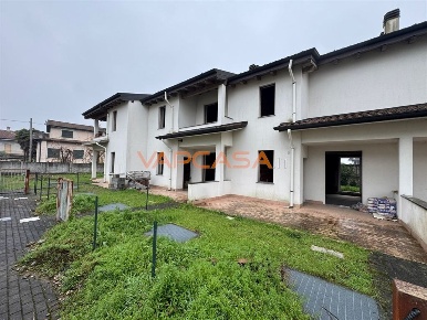 Foto Villa a schiera in Via IV Novembre, Castel Rozzone di 164 m²