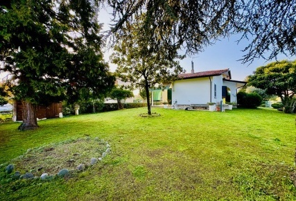 Foto Villa unifamiliare a Prevalle di 200 m² con 5 locali in vendita