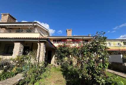 Foto Villa a schiera in Via San Pietro, Trevignano Romano Centro di 120 m²