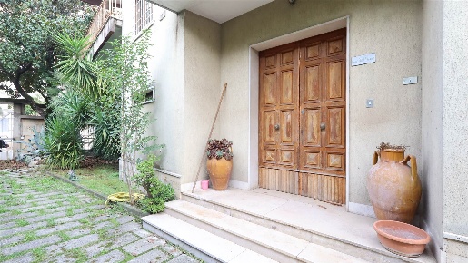 Foto Villa unifamiliare in Via Palmiro Togliatti 6, di 337 m² con 13 locali