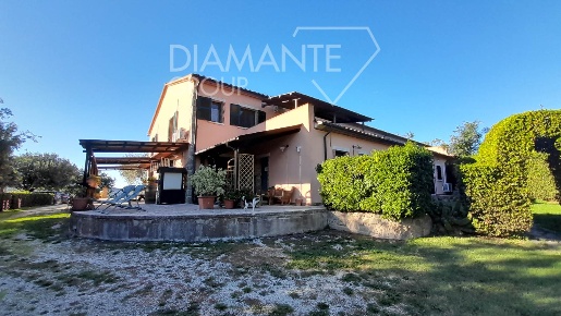 Foto Rustico a Manciano Centro di 450 m² con 14 locali in vendita