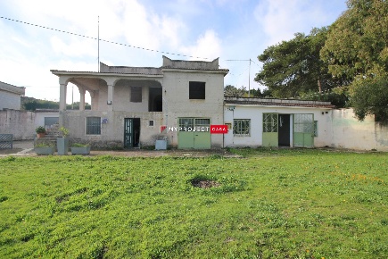 Foto Villa unifamiliare a Martina Franca di 650 m² con 7 locali in vendita
