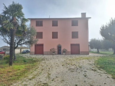 Foto Rustico a San Severino Marche di 649 m² con 12 locali in vendita