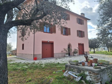 Foto Rustico a San Severino Marche di 649 m² con 12 locali in vendita