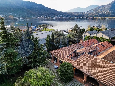 Foto Villa unifamiliare a Vercurago di 278 m² con 10 locali in vendita