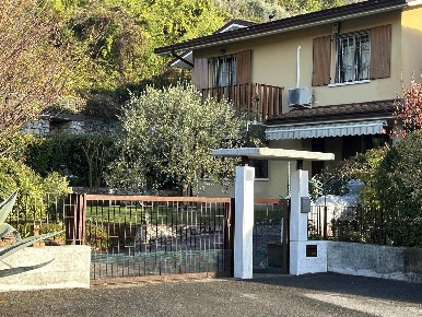 Foto Villa unifamiliare a Cellatica Centro di 127 m² con 5 locali