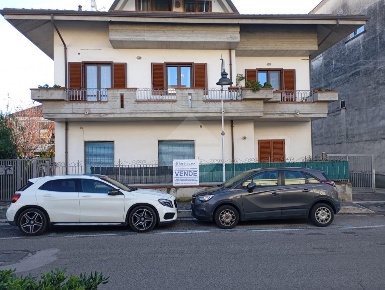 Foto Appartamento in PIAZZA ROTELLI, Minturno di 120 m² con 6 locali