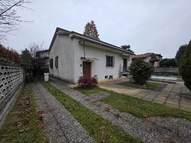 Foto Casa indipendente in Via Brianza 45, Saronno di 170 m² con 3 locali