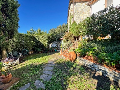 Foto Rustico in Via Bronia, Vaiano Centro di 150 m² con 5 locali in vendita