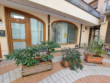 Foto Locale commerciale a Rovigo Centro Storico di 110 m² in vendita