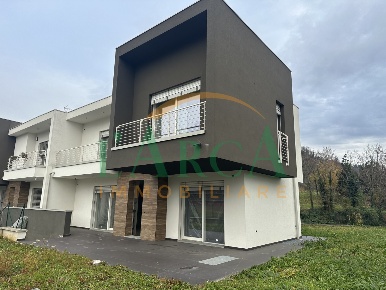 Foto Villa bifamiliare in Via Alessandri, Villongo di 296 m² con 4 locali