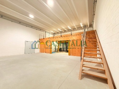 Foto Capannone industriale a Pont-Saint-Martin di 210 m² con 1 locali