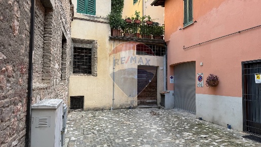 Foto Laboratorio in Via del Mercato, Foligno Centro Storico di 150 m²