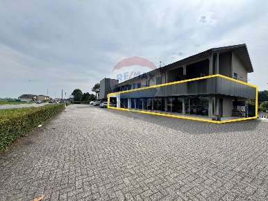 Foto Show room in Via Strada Provinciale, Lurano di 540 m² con 2 locali