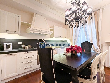 Foto Appartamento in Viale Roma, Massa Centro di 120 m² con 4 locali