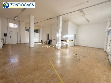 Foto Locale commerciale a Albisola Superiore Centro di 120 m² con 1 locali