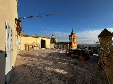Foto Appartamento in via garibaldi 17, Fermo Centro di 258 m² con 8 locali