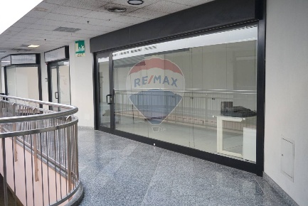 Foto Negozio in Via Kennedy, Brugherio Centro di 47 m² con 1 locali