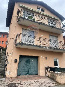 Foto Appartamento in via del Vallone, Luino Centro di 82 m² con 5 locali