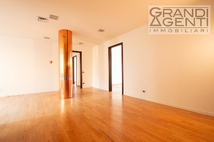 Foto Ufficio in Via Carmelitani Scalzi, Verona Valverde di 230 m²