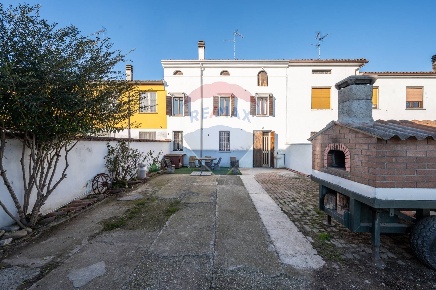 Foto Villa a schiera in Via Confine, Dosolo Correggioverde di 254 m²