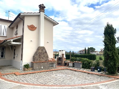 Foto Casa indipendente in Via Larga, Quarrata Centro di 205 m² con 6 locali