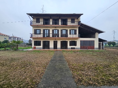 Foto Rustico in via San Giovanni, Oleggio Centro di 456 m² con 10 locali