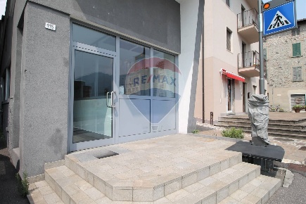 Foto Locale commerciale a Costa Volpino Centro di 140 m² con 3 locali