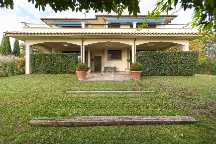 Foto Villa singola in Località Mezzagnone, Bolsena di 200 m² con 8 locali