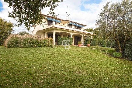 Foto Villa singola in Località Mezzagnone, Bolsena di 200 m² con 8 locali