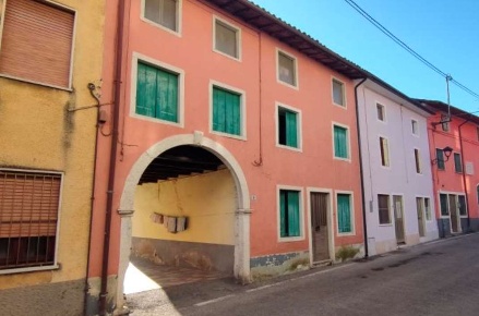 Foto Appartamento in Via Valloscura, Chiampo Centro di 135 m² con 7 locali