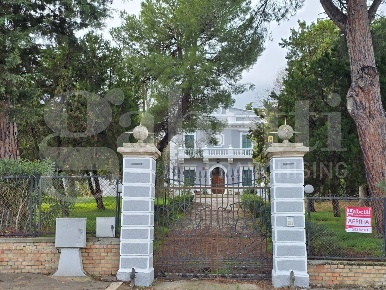 Foto Villa unifamiliare in Via Incoronata 63, Vasto di 367 m² con 11 locali