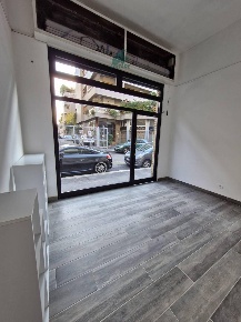 Foto Negozio in VIA Sottocorno 37, Milano Indipendenza di 20 m² in affitto