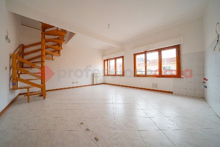 Foto Appartamento a Cecina Cecina Centro di 102 m² con 4 locali in vendita