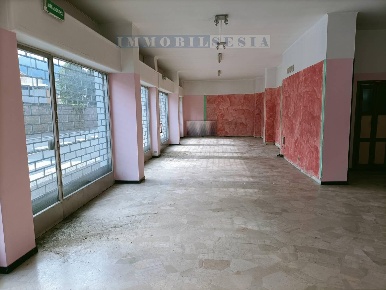 Foto Locale commerciale in VIA manifatture 8, Borgosesia Centro di 100 m²