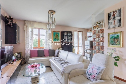 Foto Villa bifamiliare in via dalla chiesa, Carnate di 200 m² con 4 locali