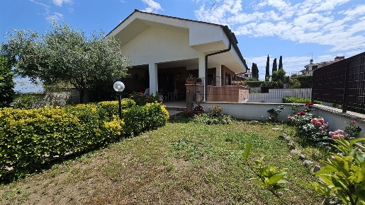 Foto Villa bifamiliare in Via Poggio Fiorito, Guidonia Montecelio di 145 m²