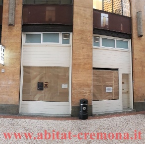 Foto Negozio in Galleria XXV Aprile, Cremona Centro di 80 m² con 1 locali