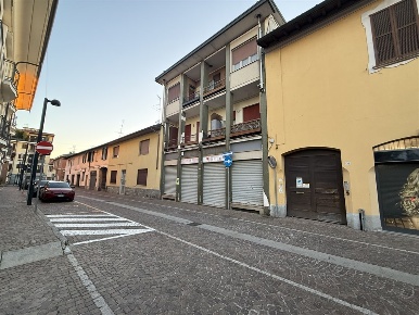 Foto Attività commerciale in Via villoresi, Vittuone di 140 m² con 4 locali