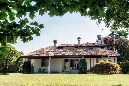 Foto Villa unifamiliare a Casnate con Bernate Centro di 500 m² in vendita