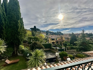 Foto Casa indipendente a Grottaferrata Centro di 250 m² con 9 locali