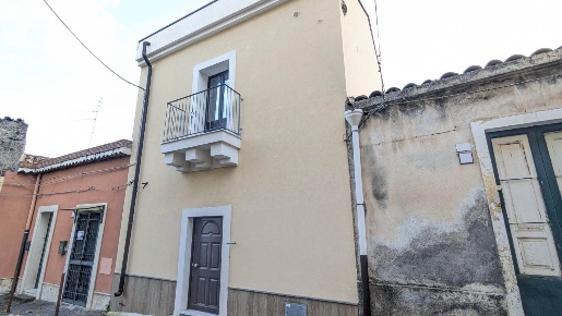Foto Casa indipendente a Aci Catena Centro di 90 m² con 3 locali in vendita